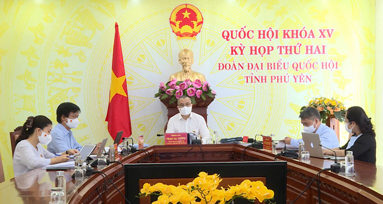 Đồng chí Phạm Đại Dương tham gia phát biểu thảo luận tổ tại điểm cầu Phú Yên. Ảnh: THÙY THẢO